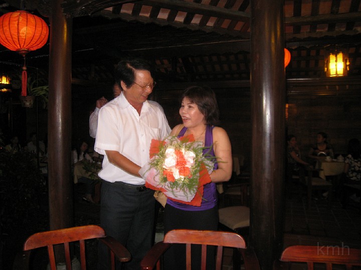 Don Mai Huong_IMG_0009.jpg - Anh Thanh K1A đại diện BLLKMH/Huế tặng hoa cho Mai Hương K3